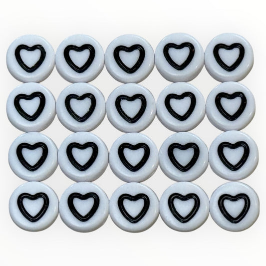 Vita Akrylpärlor med Svarta Hjärtan – Idealiska för Trendiga Smycken!