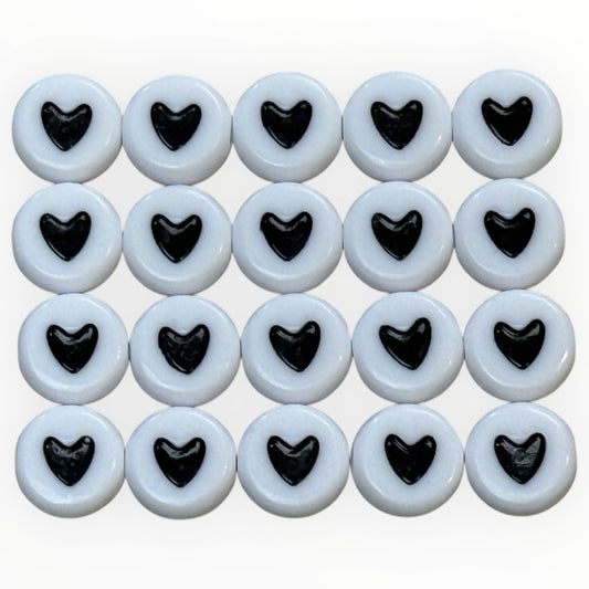 Vita Akrylpärlor med Svarta Hjärtan – Stiliga Val för Ditt Smyckeskapande!