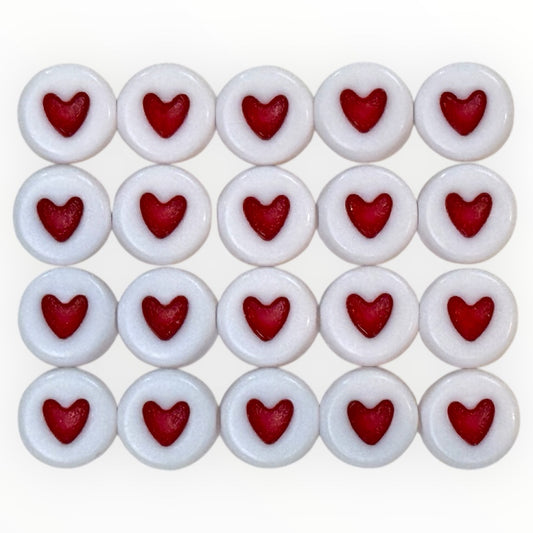 Vita Akrylpärlor med Rött Hjärta – Perfekta för Kreativa Projekt!