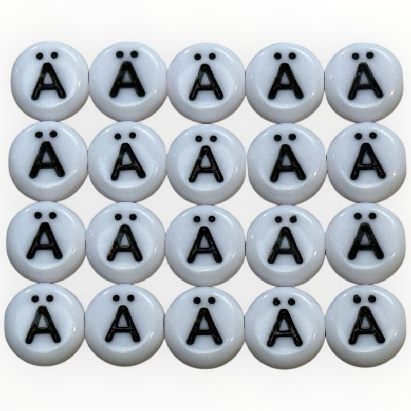 Vita Bokstavspärlor med Svart Text Ä- Perfekta för Kreativa Projekt!