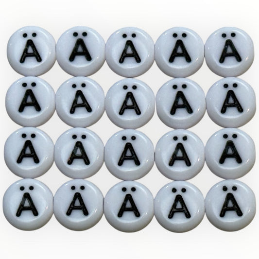 Vita Bokstavspärlor med Svart Text Ä- Perfekta för Kreativa Projekt!